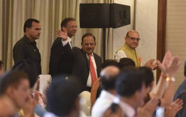 NEW DELHI INDIA 17 Haziran 2023 Ulusal Güvenlik Danışmanı Ajit Doval Assocham Başkanı ve İdari Direktör Ajay Singh Assocham Netaji Subhas Chandra Bose Anıtı sırasında Genel Sekreter Deepak Sood 