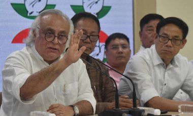 NEW DELHI INDIA 17 Haziran 2023 Kongre Başkanı Jairam Ramesh Manipur Yasama Meclisi Üyesi Ibobi Singh ve Manipur 'daki 10 benzer muhalefet partisinin liderleri AICC Karargahı' nda Manipur 'da düzenlenen bir basın toplantısında