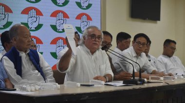 NEW DELHI INDIA 17 Haziran 2023 Kongre Başkanı Jairam Ramesh Manipur Yasama Meclisi Üyesi Ibobi Singh ve Manipur 'daki 10 benzer muhalefet partisinin liderleri AICC Karargahı' nda Manipur 'da düzenlenen bir basın toplantısında