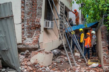 MUMBAI INDIA 25 Haziran 2023 Ulusal Afet Müdahale Gücü NDRF personeli 25 Haziran 2023 'te Hindistan Satish Bate Hindustan Times tarafından çekilmiştir. 