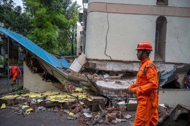 MUMBAI INDIA 25 Haziran 2023 Ulusal Afet Müdahale Gücü NDRF personeli 25 Haziran 2023 'te Hindistan Satish Bate Hindustan Times tarafından çekilmiştir. 