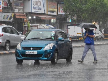 MUMBAI INDIA HAZİRAN 24 Haziran 2023 Muson yağmuru 24 Haziran 2023 'te Andheri' de Hindistan 'da Vijay Bate Hindustan Times tarafından çekilmiştir. 