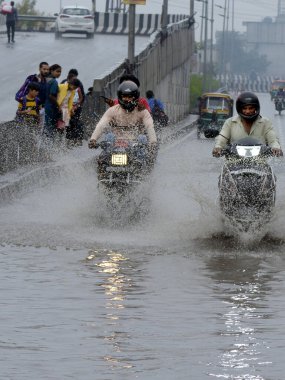 GHAZIABAD INDIA 25 Haziran 2023 Lal Kuan Yolu 'nda 25 Haziran 2023' te şiddetli yağmurlar sonrasında Hindistan 'da Hindistan' da şiddetli yağış ve yıldırımlar eşliğinde Delhi ve adjoini 'nin bazı kısımlarını birbirine kattı.