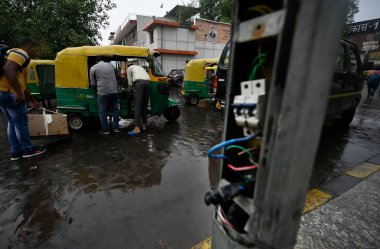 NEW DELHI INDIA 25 HAZİRAN 2023 Yeni Delhi 'de 25 Haziran 2023 tarihinde Yeni Delhi Tren İstasyonu' nun otoparkındaki elektrik şalteri ya da sigorta kutusuna bakan 34 yaşındaki bir kadın bugün tren istasyonunda hayatını kaybetti.