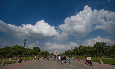 NEW DELHI INDIA HAZİRAN 18 HAZİRAN 2023 Hindistan Kapısı yakınlarındaki Kartavya Yolu 'nda gökyüzünde süzülen bulutlar görüldü. Fotoğraf: Sanchit Khanna Hindustan Times 