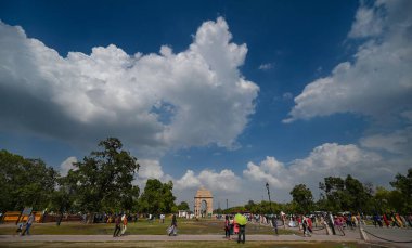 NEW DELHI INDIA HAZİRAN 18 HAZİRAN 2023 Hindistan Kapısı yakınlarındaki Kartavya Yolu 'nda gökyüzünde süzülen bulutlar görüldü. Fotoğraf: Sanchit Khanna Hindustan Times 