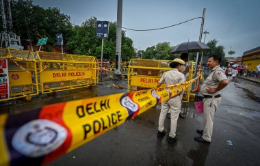 YENİ DELHI INDIA 25 HAZİRAN 2023 Delhi polisi, Yeni Delhi Tren İstasyonu 'nda elektrik direğine çarptıktan sonra ölen bir kadının bulunduğu noktaya barikat kuruyor. 25 Haziran 2023' de Yeni Delhi Hindistan 'da 34 yaşında bir kadın...