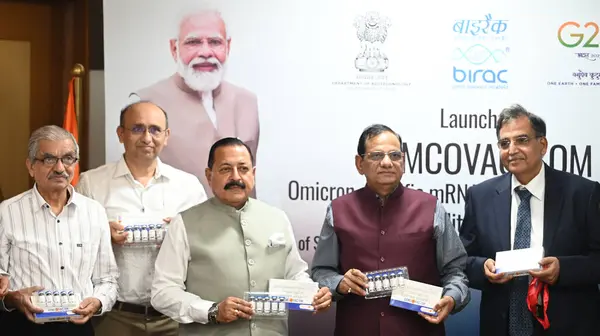 stock image NEW DELHI INDIA JUNE 24 2023 Union Minister of State Independent Charge Science and Technology; MoS PMO Personnel Public Grievances Pensions Atomic Energy and Space Dr Jitendra Singh and CSIR members launching the GEMCOVAC OM Omicron specific mRNA ba