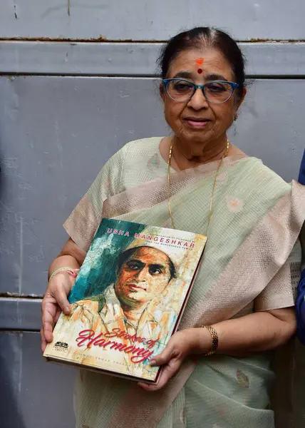 stock image MUMBAI INDIA JUNE 24 2023 Veteran singer and artist Usha Mangeshkar during a book presentation of Strokes of Harmony a coffee table book on paintings by her and the Mangeshkar family at Siddhivinayak Temple on June 24 2023 in Mumbai India Photo by Bh