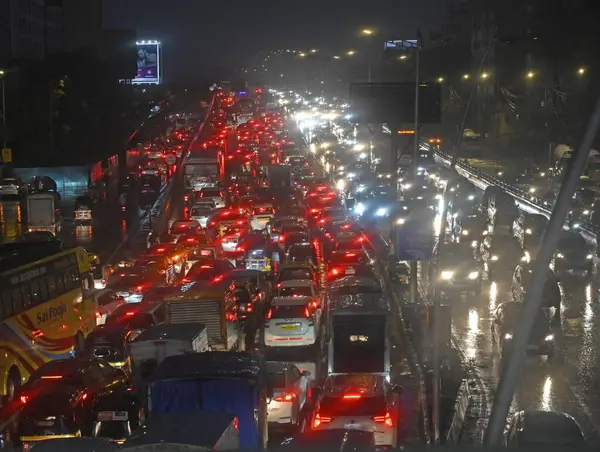 stock image MUMBAI INDIA JUNE 24 2023 Huge traffic on Western Express Highway due to Heavy Rainfall at Vile Parle on June 24 2023 in Mumbai India Photo by Vijay Bate Hindustan Times 