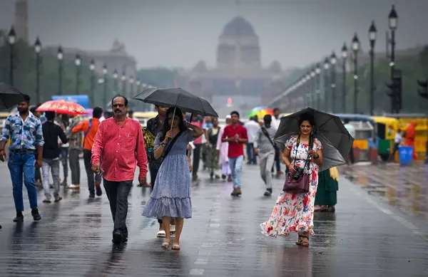 stock image NEW DELHI INDIA JUNE 25 2023 Visitors enjoying in the light rain at near India Gate on June 25 2023 in New Delhi India Heavy rainfall accompanied by lightning lashed several parts of the national capital Delhi and its adjoining areas in the early hou