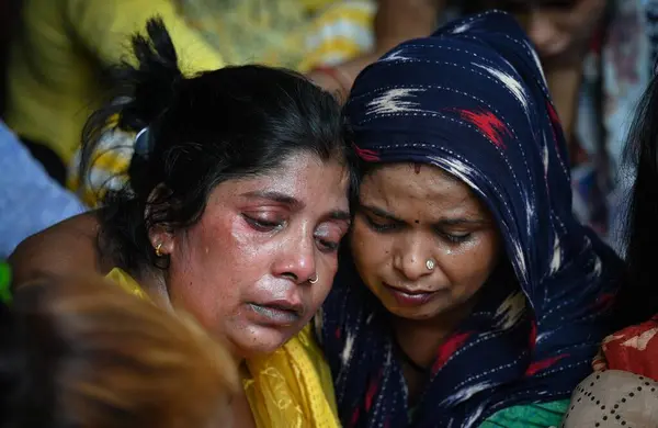 stock image NEW DELHI INDIA JUNE 18 2023 Family members of Jyoti and Pinki two sisters who were allegedly shot dead shot dead by unidentified men over money settlement issue breaks down at Ambedkar Basti RK Puram on June 18 2023 in New Delhi India The incident t