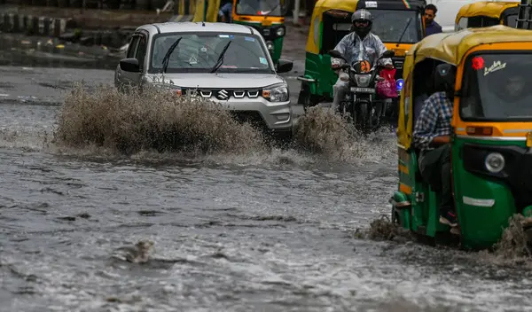 NEW DELHI INDIA 25 HAZİRAN 2023 Araçlar, 25 Haziran 2023 'te Yeni Delhi' de şiddetli yağmurda NH24 Pandav Nagar altgeçidi yakınlarında sulak bir alanda hareket ederek, başkent D 'nin çeşitli bölgelerine yıldırım düştü.