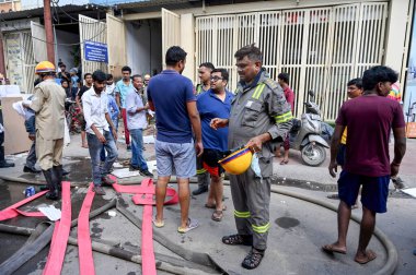 NOIDA INDIA 18 Haziran 2023 İtfaiye ekibi, 18 Haziran 2023 'te Noida Hindistan' da Sunil Ghosh Hindustan Times tarafından çekilen bir hediye paketleme şirketinde yangını söndürmek için uzandı. 