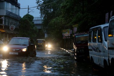 YENİ DELHI INDIA 25 HAZİRAN 2023 Batla House yolunda 25 Haziran 2023 gecesi Yeni Delhi 'de sağanak yağış ve ardından gelen yıldırımlar, başkent Delhi' nin çeşitli bölgelerini ve komşu bölgelerini kasıp kavurdu.