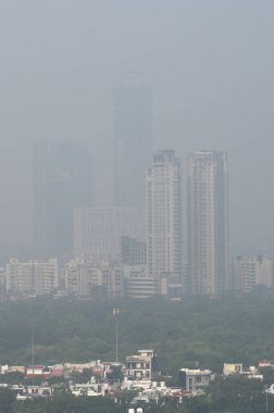 NOIDA INDIA 18 Haziran 2023 Şehir manzarası yoğun sis altında 18 Haziran 2023 'te yükselen hava kirliliği seviyeleri Noida Hindistan Fotoğrafı: Sunil Ghosh Hindustan Times 