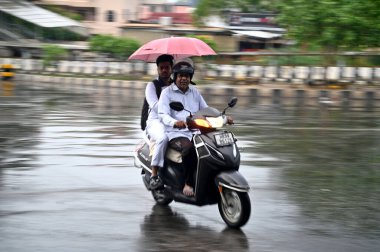 GURUGRAM INDIA 19 Haziran 2023 İnsanlar 19 Haziran 2023 'te Hindistan Gurugram' da Rajiv Chowk yakınlarındaki Ulusal Otoyol 48 'de yağmurda işyerlerine gidiyorlar.