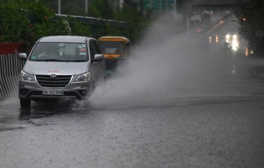 NOIDA INDIA 25 HAZİRAN 2023 Ağır su basmış bir yoldan 25 Haziran 2023 Noida Hindistan 'da 28 Haziran 2023 tarihinde Noida Hindistan' da yoğun yağış ile birlikte ulusal başkent Delhi ve bitişik bölgelerinde bazı bölgelere yıldırım düştü