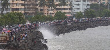 MUMBAI INDIA 25 Haziran 2023 Seyirci yağmurun keyfini çıkarmak için 25 Haziran 2023 'te Mumbai Hindistan' da toplandı. Fotoğraf: Anshuman Poyrekar Hindustan Times 