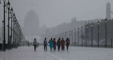 NEW DELHI INDIA 19 HAZİRAN 2023 Kartavya yolunda 19 Haziran 2023 tarihinde Yeni Delhi Hindistan 'da şehir 5mm' lik yağış aldı Pazartesi sabah 830 'da sona erdi asgari sıcaklık 255 santigrat dereceydi