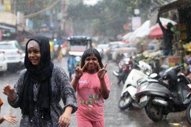 NEW DELHI INDIA 19 HAZİRAN 2023 19 Haziran 2023 Bir öğleden sonra Jangpura bölgesinde yağmur sırasında sokaklardan geçen insanlar 19 Haziran 2023 'te Yeni Delhi Hindistan' da 24 saat boyunca 5 mm yağmur yağdı.