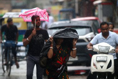 NEW DELHI INDIA 19 HAZİRAN 2023 19 Haziran 2023 Bir öğleden sonra Jangpura bölgesinde yağmur sırasında sokaklardan geçen insanlar 19 Haziran 2023 'te Yeni Delhi Hindistan' da 24 saat boyunca 5 mm yağmur yağdı.