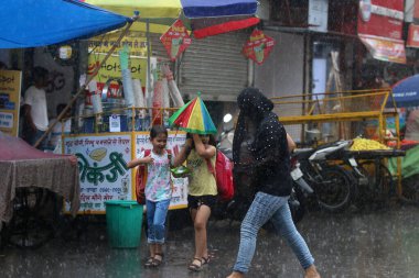 NEW DELHI INDIA 19 HAZİRAN 2023 19 Haziran 2023 Bir öğleden sonra Jangpura bölgesinde yağmur sırasında sokaklardan geçen insanlar 19 Haziran 2023 'te Yeni Delhi Hindistan' da 24 saat boyunca 5 mm yağmur yağdı.