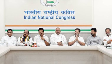 NEW DELHI INDIA 26 Haziran 2023 Kongre Başkanı Mallikarjun Kharge ile parti liderleri Rahul Gandhi ve KC Venugopal ve Telangana Kongre Başkanı Revanth Reddy, A 'daki Bharat Rashtra Samithi BRS liderlerinin katıldığı törende bir araya geldiler.