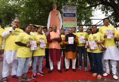 NEW DELHI INDIA 19 Haziran 2023 Ulusal Sekreter BJP Dushyant Kumar Gautam ve eski sendika bakanı Vijay Goel, Palika Bazar 'ın 1 numaralı kapısı Rajiv Chowk Connaught Place' te davul çalarak Modi Hükümeti 'nin 9 yıllık başarısına öncülük ettiler.
