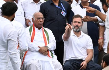 NEW DELHI INDIA 26 Haziran 2023 Kongre Başkanı Mallikarjun Kharge ve parti lideri Rahul Gandhi, 26 Haziran 2023 'te Yeni Delhi Hindistan' daki AICC genel merkezinde çok sayıda eski Bharat Rashtra Samithi BRS liderinin kongreye katıldığı toplantıda