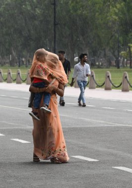 NEW DELHI INDIA HAZİRAN 19 HAZİRAN 1923 Kartvaya Yolu 'nda 19 Haziran 2023 tarihinde Yeni Delhi Hindistan' da yoğun yağmur altında kalan şehir 24 saatlik periyotta 5mm yağmur aldı ve pazartesi sabah 08.30 'da sona erdi asgari sıcaklık 255 C' ye yerleşti.