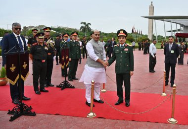 NEW DELHI INDIA 19 Haziran 2023 Birlik Savunma Bakanı Rajnath Singh, Vietnam Milli Savunma Bakanı General Phan Van Giang ile 19 Haziran 2023 tarihinde Manekshaw Merkezi 'nde gerçekleşen ikili görüşme öncesinde el sıkışıyor.