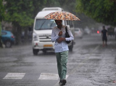 NOIDA INDIA 19 Haziran 2023 Noida Hindistan 'da 19 Haziran 2023 tarihinde sektör 12 yolundaki hafif yağmurda şehir, Pazartesi sabahı 830' da sona eren 24 saatlik periyotta 5 mm yağmur aldı.