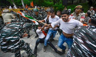 YENİ DELHI INDIA JUNE 27 Haziran 2023 Delhi Polisi ve paramiliter personeli, Delhi Başbakanı Arvind Kejriwal 'ın yetkisiz c' ye karşı düzenlenen protesto sırasında Akhil Bharatiya Vidyarthi Parishad ABVP Öğrenci Birliği üyesini gözaltına aldı