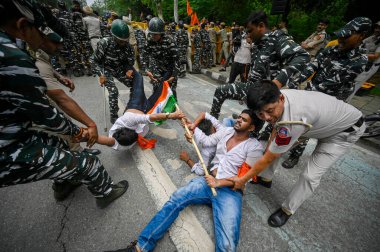 YENİ DELHI INDIA JUNE 27 Haziran 2023 Delhi Polisi ve paramiliter personeli, Delhi Başbakanı Arvind Kejriwal 'ın yetkisiz c' ye karşı düzenlenen protesto sırasında Akhil Bharatiya Vidyarthi Parishad ABVP Öğrenci Birliği üyesini gözaltına aldı