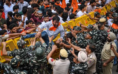 NEW DELHI INDIA JUNE 27 Haziran 2023 Akhil Bharatiya Vidyarthi Parishad ABVP Öğrenci Sendikası 27 Haziran 2023 tarihinde Delhi Başbakanı Arvind Kejriwal 'ın konutu yakınındaki sözde izinsiz çalıştırma derslerine karşı protesto düzenledi.