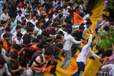 NEW DELHI INDIA JUNE 27 Haziran 2023 Akhil Bharatiya Vidyarthi Parishad ABVP Öğrenci Sendikası 27 Haziran 2023 tarihinde Delhi Başbakanı Arvind Kejriwal 'ın konutu yakınındaki sözde izinsiz çalıştırma derslerine karşı protesto düzenledi.