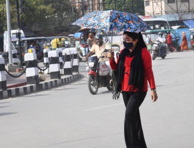 PATNA INDIA 19 Haziran 2023 Sıcak bir yaz gününde şemsiye kullanan bir kız 19 Haziran 2023 Patna Hindistan Fotoğrafı: Santosh Kumar Hindustan Times 
