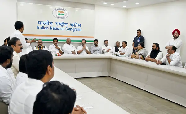 stock image NEW DELHI INDIA JUNE 26 2023 Congress President Mallikarjun Kharge with party leaders Rahul Gandhi and KC Venugopal and Telangana Congress President Revanth Reddy during the Congress joining ceremony of several Bharat Rashtra Samithi BRS leaders at A