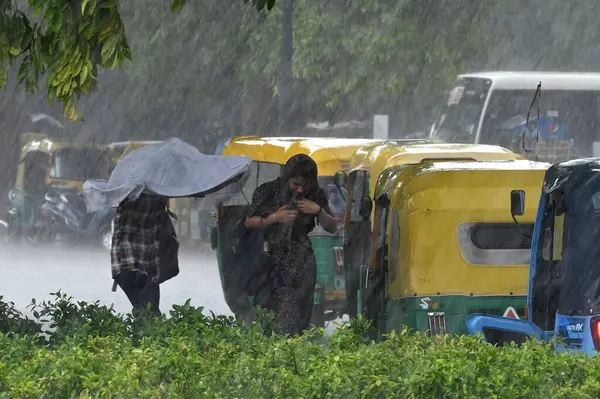 stock image NEW DELHI INDIA JUNE 19 2023 Visitors at the Kartvaya Path in heavy drizzle on June 19 2023 in New Delhi India The city received 5mm of rainfall during the 24 hour period which ended at 830am on Monday The minimum temperature settled at 255 degrees C