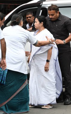 KOLKATA INDIA JUNE 27 Haziran 2023 Batı Bengal Mamata Banerjee başbakanı, 27 Haziran 2023 tarihinde Kolkata Hindistan 'da yapılacak Kolkata seçimleri öncesinde acil iniş nedeniyle yaralandıktan sonra devlet hastanesine kaldırıldı.