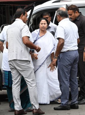 KOLKATA INDIA JUNE 27 Haziran 2023 Batı Bengal Mamata Banerjee başbakanı, 27 Haziran 2023 tarihinde Kolkata Hindistan 'da yapılacak Kolkata seçimleri öncesinde acil iniş nedeniyle yaralandıktan sonra devlet hastanesine kaldırıldı.