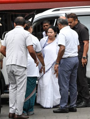 KOLKATA INDIA JUNE 27 Haziran 2023 Batı Bengal Mamata Banerjee başbakanı, 27 Haziran 2023 tarihinde Kolkata Hindistan 'da yapılacak Kolkata seçimleri öncesinde acil iniş nedeniyle yaralandıktan sonra devlet hastanesine kaldırıldı.