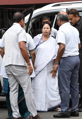 KOLKATA INDIA JUNE 27 Haziran 2023 Batı Bengal Mamata Banerjee başbakanı, 27 Haziran 2023 tarihinde Kolkata Hindistan 'da yapılacak Kolkata seçimleri öncesinde acil iniş nedeniyle yaralandıktan sonra devlet hastanesine kaldırıldı.
