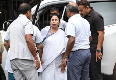 KOLKATA INDIA JUNE 27 Haziran 2023 Batı Bengal Mamata Banerjee başbakanı, 27 Haziran 2023 tarihinde Kolkata Hindistan 'da yapılacak Kolkata seçimleri öncesinde acil iniş nedeniyle yaralandıktan sonra devlet hastanesine kaldırıldı.