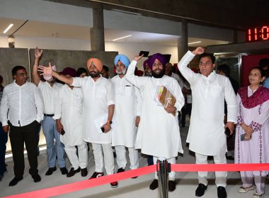 CHANDIGARH INDIA HAZİRAN 20 HAZİRAN 2023 Muhalefet Lideri Partap Singh Bajwa ve diğer milletvekilleri Vidhan Sabha oturumundan çıktılar Punjab Vidhan Sabha 'nın uzatılmış özel oturumunda devam ediyorlar.