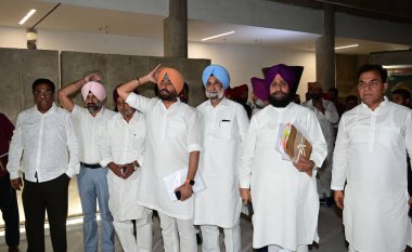 CHANDIGARH INDIA HAZİRAN 20 HAZİRAN 2023 Muhalefet Lideri Partap Singh Bajwa ve diğer milletvekilleri Vidhan Sabha oturumundan çıktılar Punjab Vidhan Sabha 'nın uzatılmış özel oturumunda devam ediyorlar.