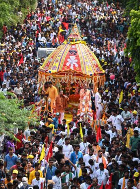 NEW DELHI INDIA 20 Haziran 2023 Devotees, 20 Haziran 2023 tarihinde Hauz Khas 'ta düzenlenen yıllık Jagannath Rath Yatra At Arabaları Festivali' ne katılmaktadır. 