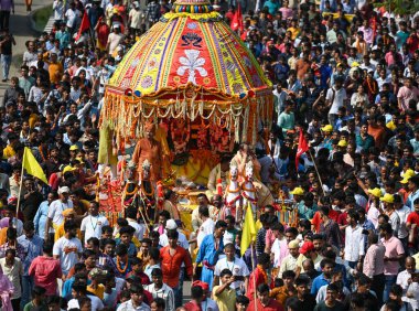 NEW DELHI INDIA 20 Haziran 2023 Devotees, 20 Haziran 2023 tarihinde Hauz Khas 'ta düzenlenen yıllık Jagannath Rath Yatra At Arabaları Festivali' ne katılmaktadır. 