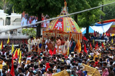 NEW DELHI INDIA 20 Haziran 2023 Devotees, 20 Haziran 2023 tarihinde Hauz Khas 'ta düzenlenen yıllık Jagannath Rath Yatra At Arabaları Festivali' ne katılmaktadır. 